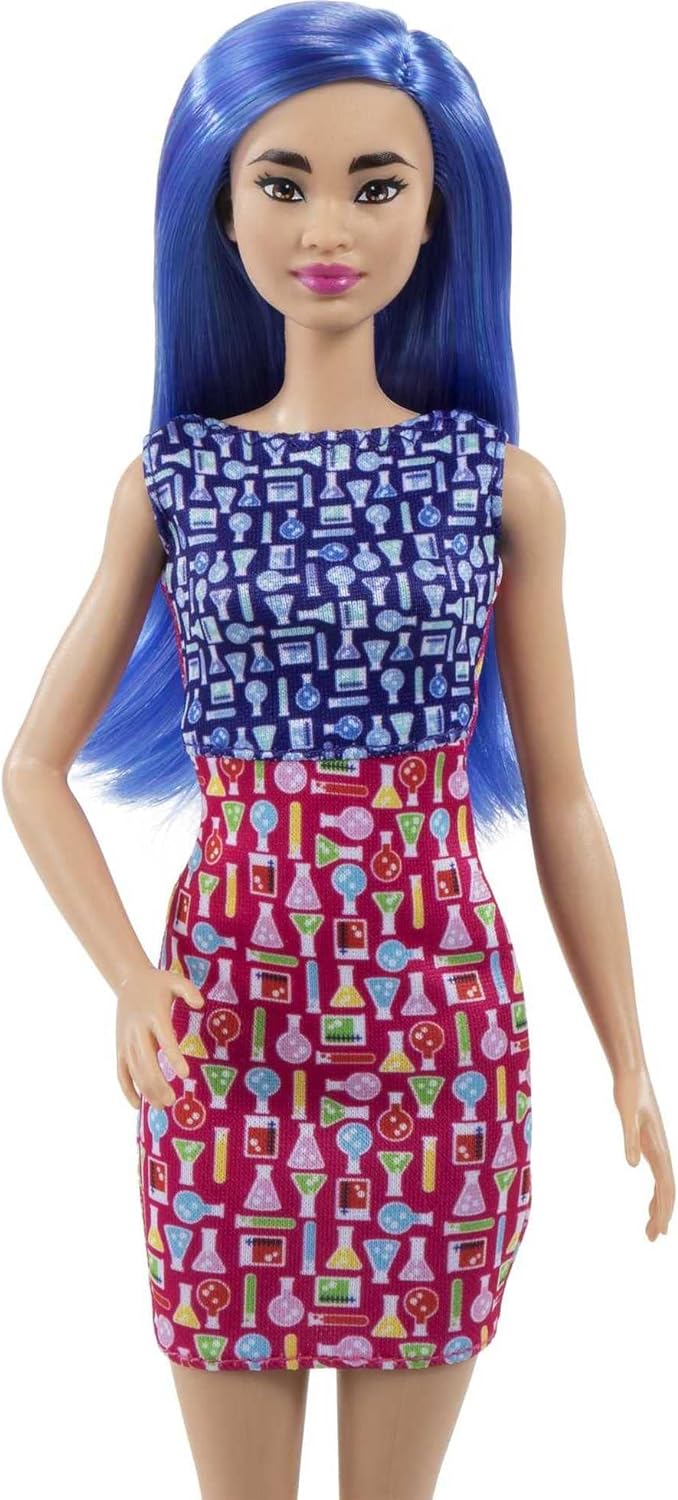 Barbie Bambola Barbie Scienziata da 30,4 cm, con Capelli Blu, Abito Bicolore, Camice da Laboratorio, Scarpe Basse, Mascherina e Microscopio, Giocattolo per Bambini 3+ Anni, HCN11
