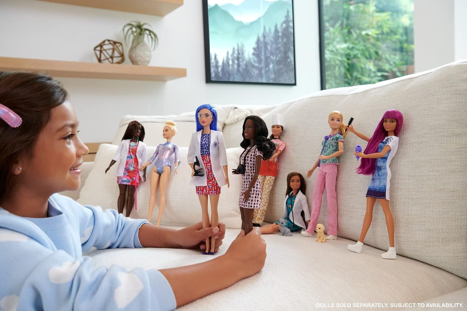 Barbie Bambola Barbie Scienziata da 30,4 cm, con Capelli Blu, Abito Bicolore, Camice da Laboratorio, Scarpe Basse, Mascherina e Microscopio, Giocattolo per Bambini 3+ Anni, HCN11